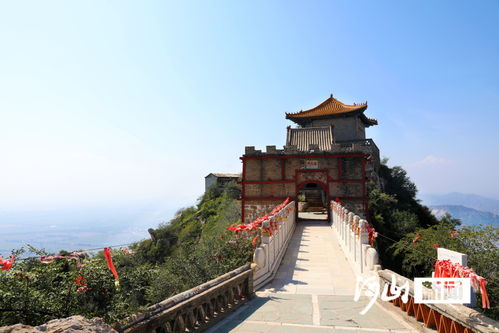 奇秀雞鳴山 一峰飛來高插云，故云行